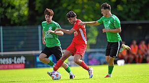 Ausgebremst: Dion Elshani (Mitte) vom FC Tiengen 08 erzielte beim SV Mundingen den Treffer zum 2:4-Endstand. In der ersten Hälfte traf ...