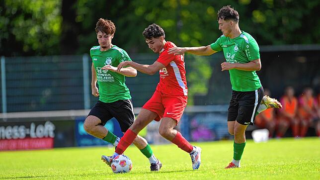 Ausgebremst: Dion Elshani (Mitte) vom FC Tiengen 08 erzielte beim SV Mundingen den Treffer zum 2:4-Endstand. In der ersten Hälfte traf ...