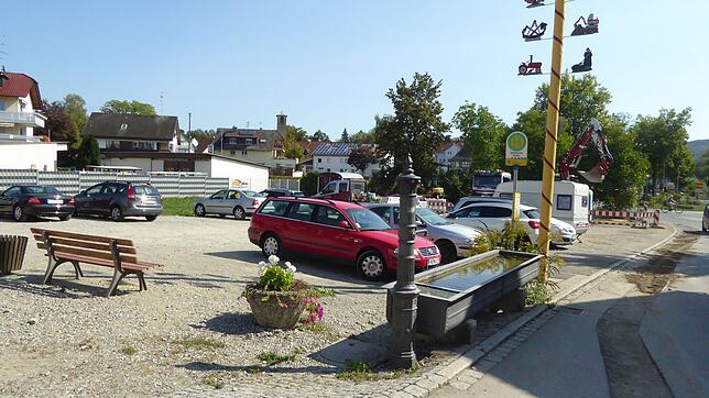 Das Grundstück Kirchstraße 2, auf dem zurzeit noch wild geparkt wird, soll schon bald übergangsweise als öffentlicher Parkplatz genutzt ...