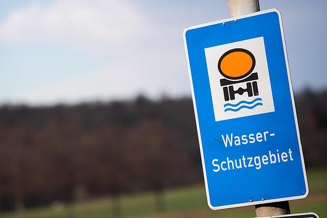 Ein Schild mit der Aufschrift &bdquo;Wasser-Schutzgebiet&ldquo; steht an der B465 bei Kirchheim unter Teck.