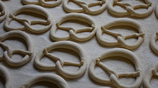 Die Brezel-Teiglinge warten auf die Laugendusche.
