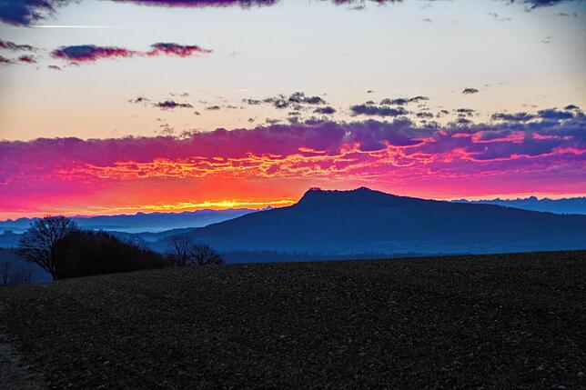 Hach, Romantisch! Sonnenaufgang am Hohenstofeln im Allgäu.