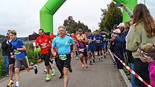 Angefeuert vom Publikum starteten die Läufer für zehn oder sechs Kilometer.