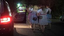 In der Diskothek ist heute Oktoberfest. Angereist sind die jungen Damen im Dirndl.
Bild: Günther Brender