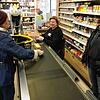 Abstand halten lautet das Gebot der Stunde, hier im Edeka-Markt Prem in Tiengen mit der Kassiererin Tatjana Lang und der ...