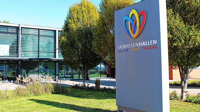 Die Glasfassade an der Talwiesenhalle in Rielasingen-Worblingen (Hintergrund) mit dem markanten Namenszug.