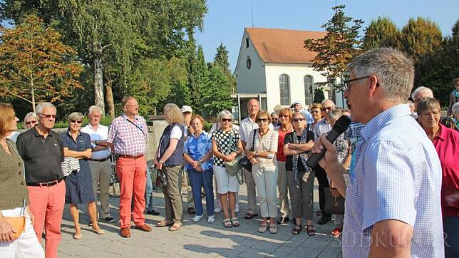 Auf großes Interesse stießen die Führungen von Stadtarchivar Walter Liehner auf dem städtischen Friedhof zum gestrigen Tag des offenen ...