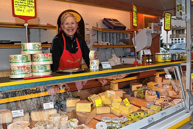 Leckeren Käse bietet die Allgäuer Käsehütte seit über 20 Jahren in Birkendorf an und hat hier ihre Stammkundschaft. Diesmal musste Frau ...