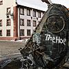 Ein Ärgernis, das zur Anzeige gebracht wird: Der Narrenbrunnen der Narrenzunft Bräunlingen wurde von Unbekannten mit weißer Farbe besprüht.