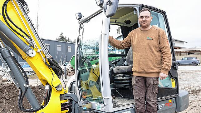 Leon Diener setzt bei Bedarf auf den Baustellen des Betriebes Maschinen wie diesen Bagger ein. Durch die große Erfahrung können der ...