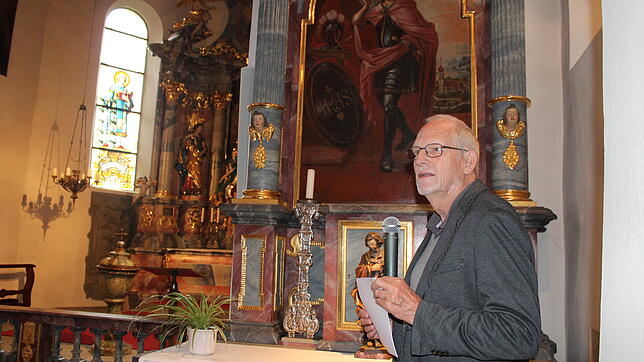 Bernd Caesar erklärt, warum St. Gangolf, der im Hintergrund abgebildet ist, heilig gesprochen wurde. Nachdem er seiner Frau einen ...