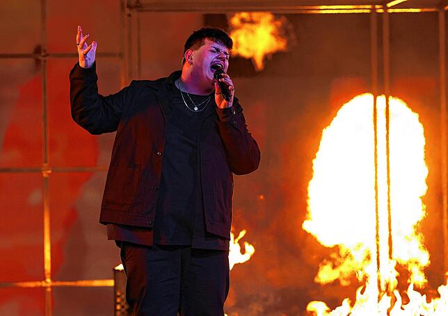 Isaak aus Deutschland tritt mit dem Titel „Always On The Run“ auf der Bühne beim Finale des Eurovision Song Contest (ESC) 2024 in der ...