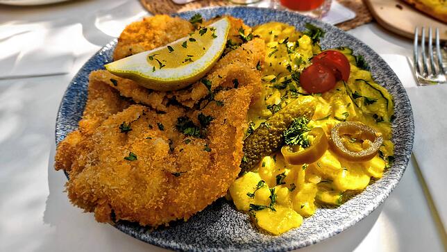 Dieses stattliche Schnitzel gibt es beim Mittagstisch im Zwölfe in Singen.