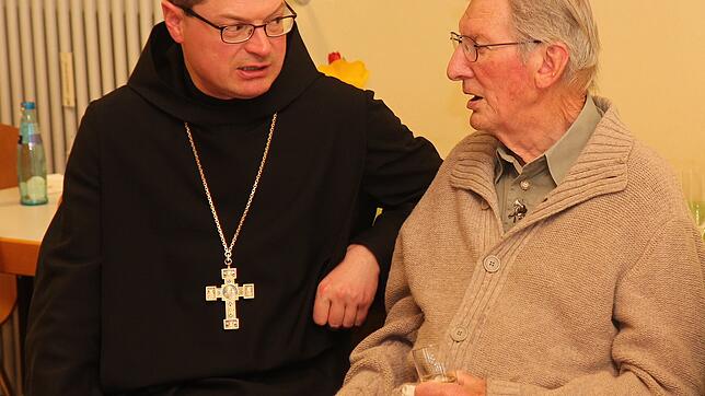 Der aus Löffingen stammende Erzabt Tutilo, hier im Gespräch mit dem Löffinger Eugen Liebermann, feiert 2019 in der Baarstadt sein ...