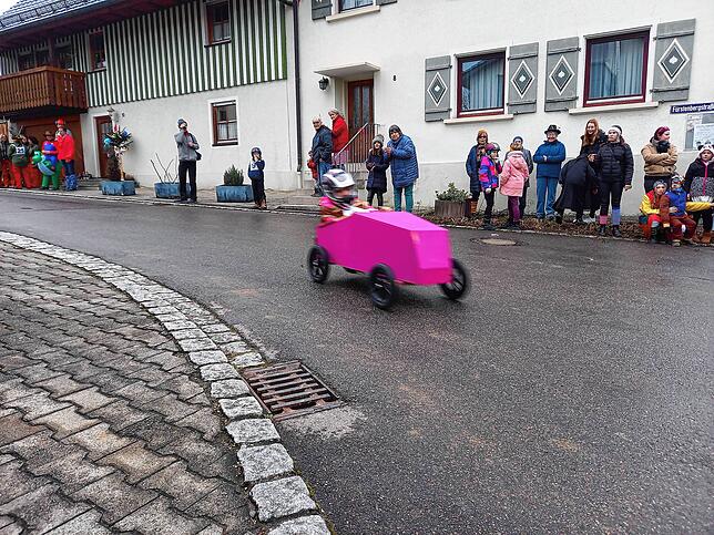 Bild 1: So rasant ging es beim Kärrelerennen in Hepbach zu