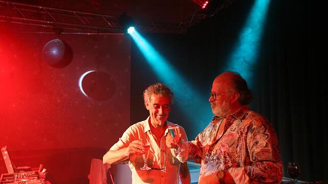 Zwei, die sich gut verstehen: die Kult DJs vom Cafe Walker, Luigi (links) und Reinhard, im Kapuziner. Bild: Stef Manzini