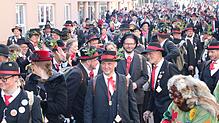 Dicht gedrängt zog sich der Wälderumzug am ersten Faißen durch die Bad Säckinger Innenstadt.