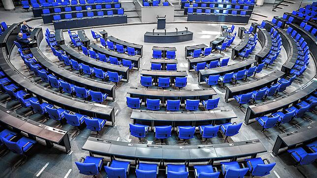 Blick in den leeren Plenarsaal vor Beginn der Sitzung im Bundestag. Künftig soll die Zahl der Sitze auf 630 festgeschrieben werden.