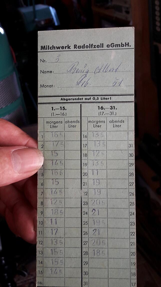 Ein Stempelzettel listet Milchlieferungen auf, im Februar 1951 vom Milchwerk Radolfzell ausgestellt.