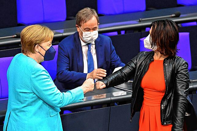 Die Kanzlerin und zwei ihrer möglichen Nachfolger: Armin Laschet (CDU) wäre es gerne, Annalena Baerbock (Grüne) auch. Beide haben ihre ...