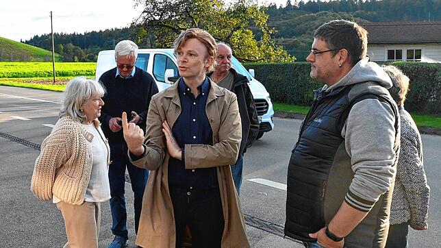 OB-Kandidat Dennis Michels ist auf Wahlkampftour in Nesselwangen. Hier im Gespräch mit Christian Gloning, dem Vorsitzenden des ...
