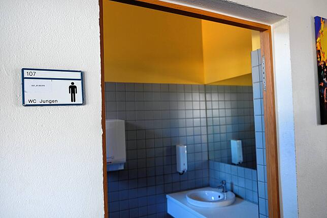 Als Hygienemaßnahme hat die Schule Fischbach die Türen an den Toiletteneingängen ausgehängt &ndash; die Schüler müssen nach dem ...