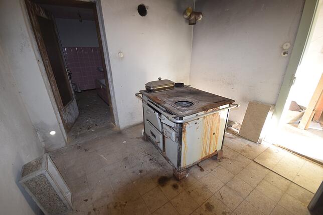 Ein Blick in die Küche. Auch hier ist in der Bergstraße 19 die Zeit stehengeblieben, wie der historische Herd/Backofen zeigt. Links ...
