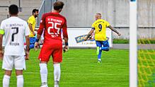 Sven Körner (rechts) dreht nach seinem Traumtor ab.