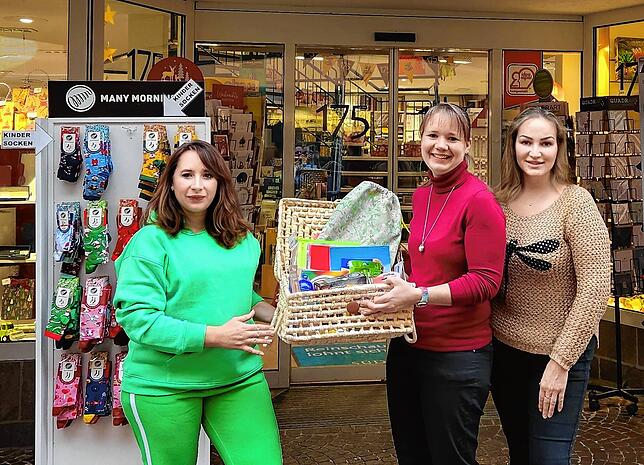 Susanne Maier vom Spielwarengeschäft Max Fritz in Tiengen (Mitte) übergibt Svetlana Kutsenko (links) und einer weiteren Helferin ...