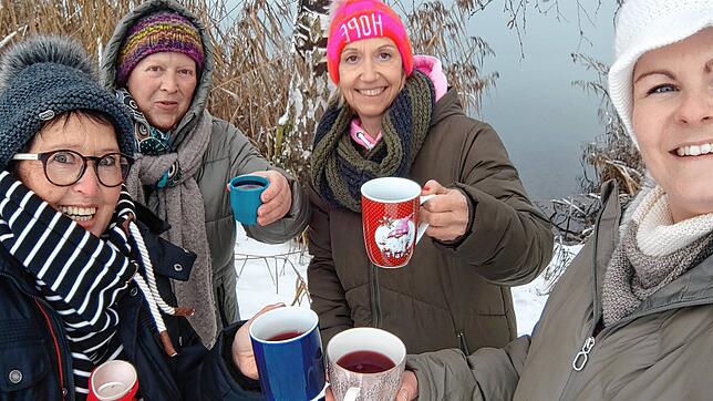 In einer kleinen Gruppe treffen sich Evelyn Müller, Monika Sontheimer, Mandy Ritter und Lucy Reiss einmal pro Woche zum Eisbaden. Nach ...