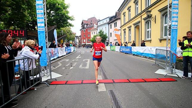 Siegerin Christin Wintersig vom SV Reichenau beim Zieleinlauf des Zehn-Kilometer-Laufs in Überlingen. Bild: Reiner Jäckle