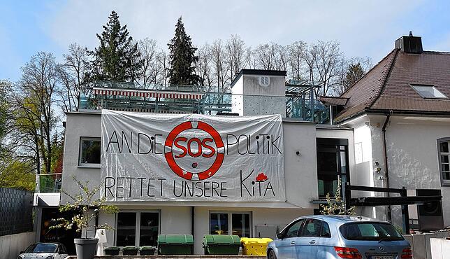 SOS an die Politik: An der Kindertageseinrichtung Kikripp hängt seit Anfang Mai ein großes Protestplakat.