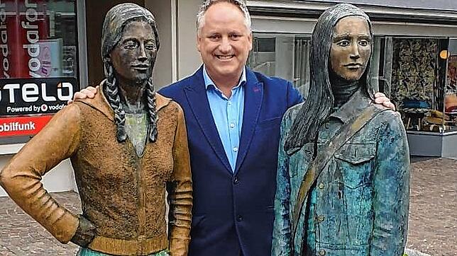 Charmante Gesellschaft: Kandidat Markus Lauffer aus Villingen-Schwenningen haben es die Latschemädels am Stadtgraben angetan. Lauffer ...