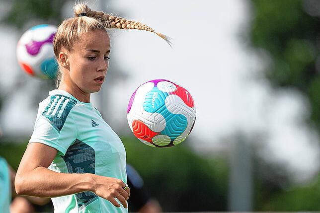 Giulia Gwinn (23) fing bei der TSG Ailingen mit dem Fußball an. In der Bundesliga spielte sie ab 2015 beim SC Freiburg, seit 2019 beim ...