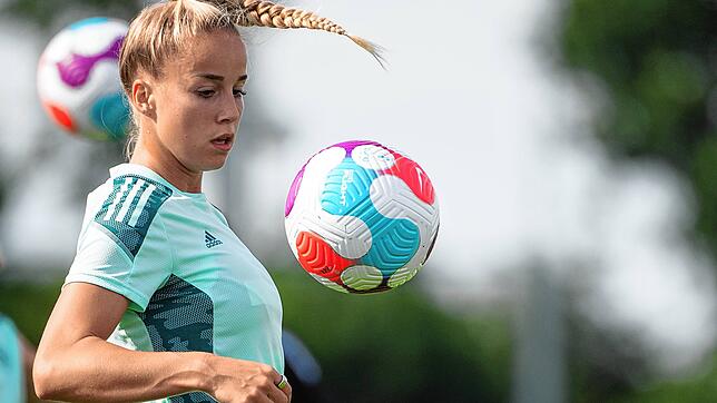Giulia Gwinn (23) fing bei der TSG Ailingen mit dem Fußball an. In der Bundesliga spielte sie ab 2015 beim SC Freiburg, seit 2019 beim ...