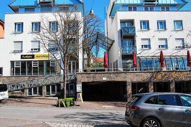 Neben Karls Deli (rechts) soll demnächst der erste Pop-Up-Store (links unten) kommen.