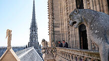 Der französische Präsident Emmanuel Macron, (l) und Philippe Jost, Verantwortlicher für den Wiederaufbau der Kathedrale Notre Dame, ...