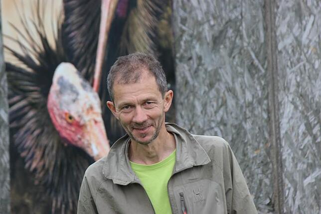Johannes Fritz, Leiter des Waldrappteams, derzeit in Überlingen mit der Aufzucht und Auswilderung von Waldrappen beschäftigt. Bild: ...