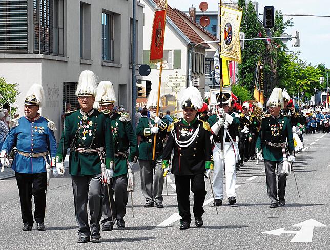 Mit dem eine Stunde dauernden Festumzug von insgesamt 40 Gruppen, darunter Heimat- und Trachtenvereinen, ging das Landestreffen zu Ende.