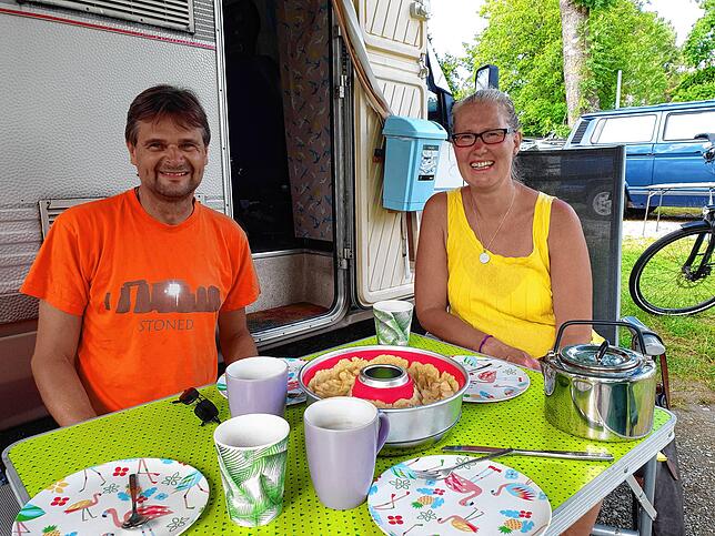 Thomas Sidow und Hilke Soltau aus Kuddewörde hatten Glück, sie haben auf dem Campingplatz Fischbach einen Erste-Reihe-Stellplatz mit ...