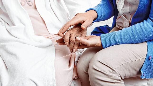 Beim Nachbarschaftshilfeverein geht es auch darum, für Ältere da zu sein. Auf dem Symbolbild hält eine Frau die Hand einer Seniorin. ...