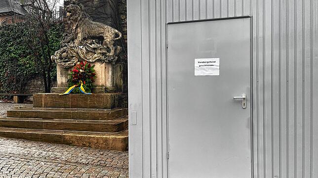 &bdquo;Vorübergehend geschlossen&ldquo; steht auf einem Zettel am Testcontainer beim Tiengener Löwendenkmal. Das Gesundheitsamt des ...