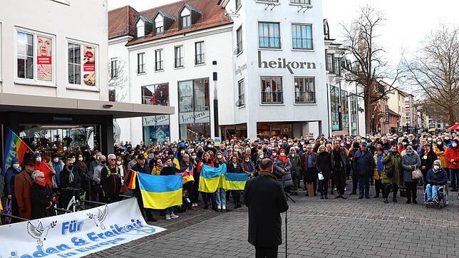 Neben Solidarität wie bei der Mahnwache ist in Singen nun konkrete Hilfe für Flüchtlinge vor Ort gefragt.