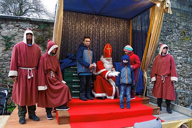 Bild 10: Besuch des Nikolauses in Tiengen sorgt für viele strahlende Kinderaugen