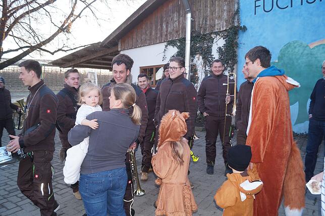 Was für eine Ehre für den gestern ein Jahr gewordenen Levin Fuchs: Die Bohland Biber spielten ihm beim Wecken in Dingelsdorf und ...