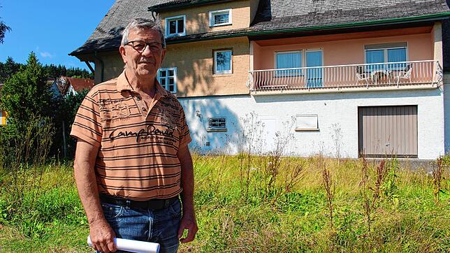 Josef Siraky von der Bürger-Initiative vor dem Haus in der Brigachtalstraße 24. Das Gebäude soll weichen und zwei Häuser mit 16 ...