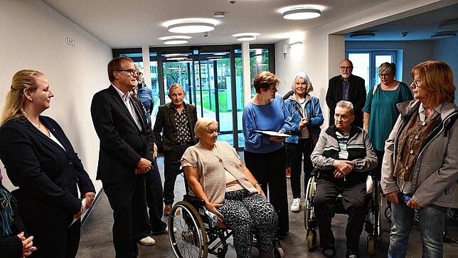 Einweihungsfeier für den Ersatzneubau mit Angela Lietz (Mitte) und Klaus Eberhardt (links davon). Foto: Heinz Vollmar