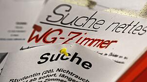 Mehrere Wohnungsgesuche hängen am Schwarzen Brett einer Universität. Besonders in Konstanz sind die Mieten hoch. Aber sind sie hoch ...