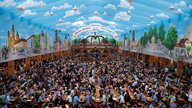 Besucher warten im Hacker-Pschorr Festzelt auf ihr erstes Bier.