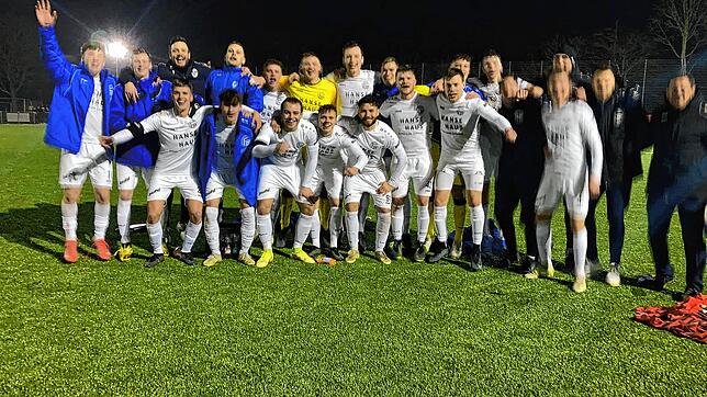 Pokaljubel ganz in Weiß: die Spieler des FC Radolfzell feiern das Unentschieden in Freiburg.